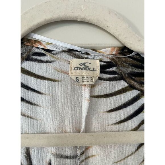 O'Neill Women's White Floral Short Sleeve Wrap Blouse Top Size Small - Picture 3 of 6